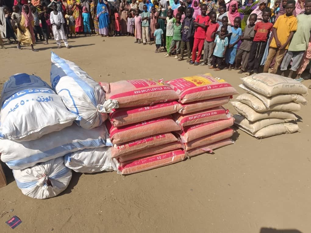 Displaced families in Port Sudan receiving wheat, oil, and staple food items during a large-scale Globalnetpd distribution